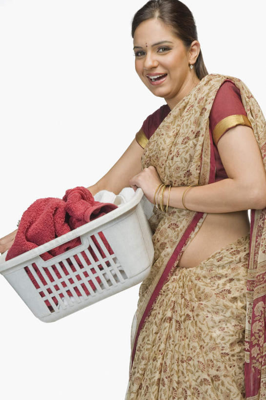 一个人,站,笑,微笑,露齿笑,竖图,室内,白天,白色背景,正面,民族服装,亚洲,仅一个年轻女性,仅一个女性,仅一个人,握,服装,拿,拿着,注视,衣服,观察,看,站着,握着,摄影,服饰,影棚,观看,飘逸,察看,衣着,庄重,穿着,关注,追求,洗衣篮,纱丽,雅致,衣饰,纱丽服,清婉,妍丽,年轻女性,女人,女性,亚洲人,印度人,站立,半身,彩图,影棚拍摄,传统服装,民俗服,拍摄,奢华