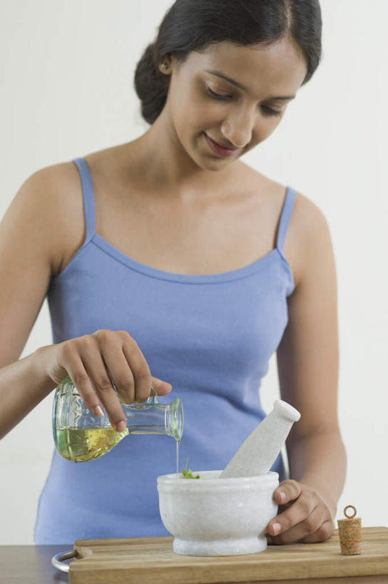 一个人,站,笑,微笑,露齿笑,竖图,室内,白天,正面,蔬菜,亚洲,仅一个年轻女性,仅一个女性,仅一个人,握,服装,新鲜,香菜,香料,食品,拿,拿着,注视,砧板,食物,衣服,观察,看,站着,握着,倾倒,服饰,有机食品,绿色食品,观看,察看,衣着,穿着,关注,碾碎,胡菜,香荽,原荽,园荽,芫荽,胡荽,莞荽,芫茜,芫蓿,莚葛草,莚荽菜,衣饰,年轻女性,女人,女性,亚洲人,印度人,玻璃杯,站立,半身,彩图