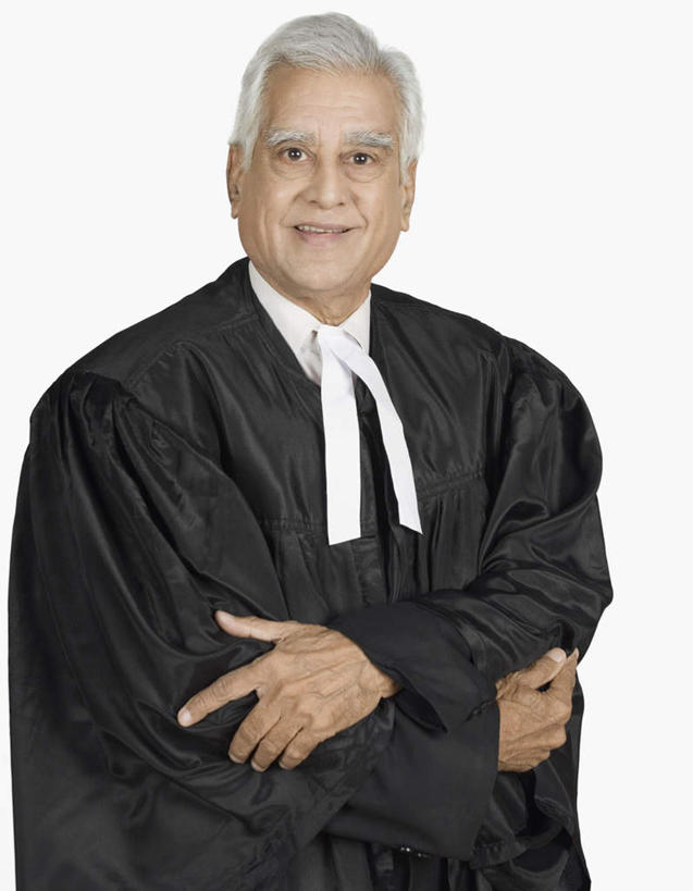 头发,一个人,法官,站,双手交叉,竖图,室内,白天,白色背景,正面,亚洲,仅一个男性,仅一个人,服装,注视,衣服,白色,观察,看,站着,仅一个老年男性,摄影,服饰,影棚,观看,察看,双手抱胸,衣着,穿着,关注,衣饰,老年男性,男人,男性,亚洲人,印度人,站立,半身,彩图,影棚拍摄,拍摄,判事,推事