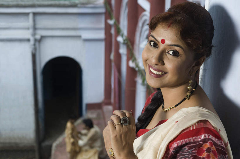 痣,一个人,家,站,笑,微笑,露齿笑,横图,室内,白天,侧面,民族服装,亚洲,仅一个年轻女性,仅一个女性,仅一个人,服装,房屋,屋子,拱门,注视,楼房,住宅,衣服,观察,看,祈福,站着,服饰,观看,飘逸,察看,衣着,庄重,穿着,关注,追求,纱丽,吉祥痣,朱砂痣,雅致,避邪,消灾,衣饰,纱丽服,清婉,妍丽,迪勒格,年轻女性,女人,女性,亚洲人,印度人,站立,半身,彩图,传统服装,民俗服,房子,奢华