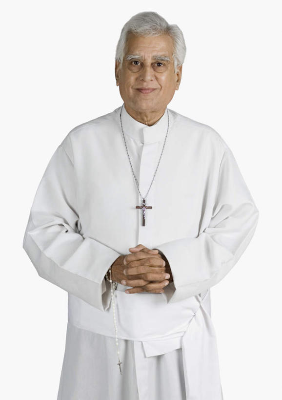 头发,一个人,牧师,传教士,站,笑,双手交叉,微笑,露齿笑,竖图,室内,白天,正面,亚洲,仅一个男性,仅一个人,服装,节日,眼镜,注视,文化,衣服,白色,观察,看,祈祷,站着,仅一个老年男性,健康,许愿,宗教,服饰,信仰,观看,纪念,祈求,察看,基督教,衣着,穿着,关注,天主教,近视眼镜,衣饰,平安,老年男性,男人,男性,亚洲人,印度人,传道者,祭司,教士,神甫,神父,十字手,站立,半身,彩图