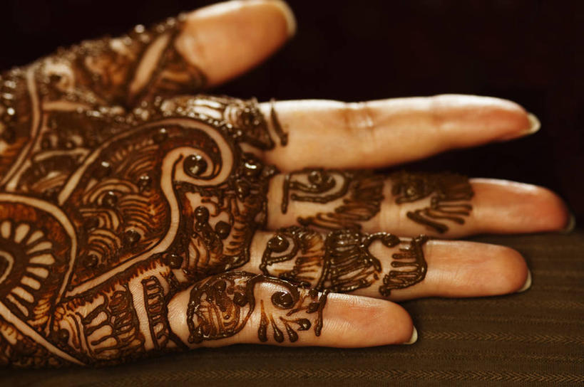 手,一个人,新娘,横图,室内,特写,白天,正面,婚礼,快乐,亚洲,仅一个年轻女性,仅一个女性,仅一个人,庆祝,艺术,彩绘,结婚,文化,喜庆,手部,纪念,单手,张开五指,人体彩绘,美观,纹身彩绘,年轻女性,女人,女性,亚洲人,印度人,半身,彩图,高兴,五指张开