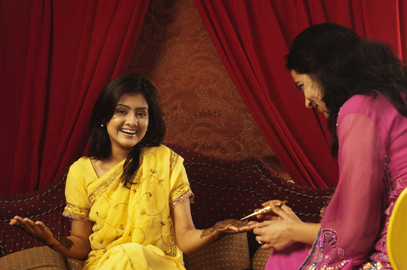 两个人,新娘,美容师,客厅,坐,笑,微笑,露齿笑,横图,室内,白天,正面,民族服装,婚礼,时尚,快乐,机器,窗帘,沙发,金属制品,亚洲,握,阴影,庆祝,艺术,装饰,反射,金属,彩绘,工具,器材,影子,结婚,拿,拿着,注视,文化,纹身,红色,帘子,观察,看,喜庆,机械,遮阳,个性,握着,服饰,信仰,观看,纪念,飘逸,华丽,修饰,点缀,察看,起居室,庄重,关注,刺青,追求,想象,布艺沙发,人体彩绘,纱丽,文身,勇气,崇拜,张扬,衬托,美观,雅致,雅观,纱丽服,清婉,妍丽,客堂,纹身彩绘,年轻女性,女人,女性,亚洲人,印度人,坐着,半身,彩图,传统服装,民俗服,高兴,纹身枪,奢华