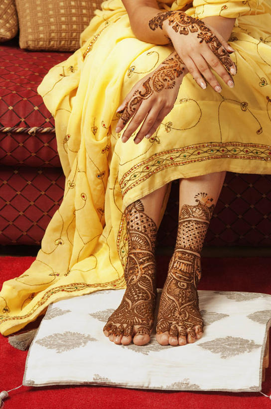 腿部,脚,脚趾,脚后跟,脚背,踝,腿,一个人,新娘,坐,双手交叉,竖图,室内,特写,白天,正面,民族服装,婚礼,快乐,沙发,亚洲,双手,仅一个年轻女性,仅一个女性,仅一个人,庆祝,艺术,彩绘,结婚,双脚,文化,黄色,喜庆,服饰,纪念,飘逸,庄重,追求,布艺沙发,人体彩绘,纱丽,美观,雅致,软垫,纱丽服,清婉,妍丽,纹身彩绘,年轻女性,女人,女性,亚洲人,印度人,脚底,十字手,坐着,半身,彩图,传统服装,民俗服,高兴,奢华