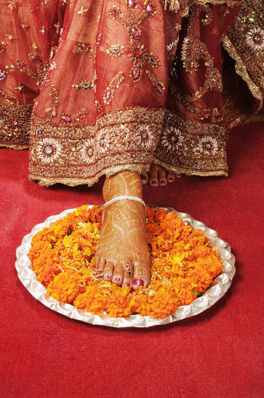 腿部,脚,脚趾,脚后跟,脚背,踝,腿,一个人,新娘,竖图,俯视,室内,特写,白天,民族服装,婚礼,快乐,地毯,餐具,亚洲,仅一个年轻女性,仅一个女性,仅一个人,庆祝,艺术,装饰,编织,彩绘,碟子,盘,手工艺品,织物,结婚,光脚,文化,装饰品,红色,盘子,饰品,首饰,工艺品,碟,喜庆,赤脚,服饰,纪念,飘逸,红地毯,华丽,修饰,点缀,庄重,脚链,追求,人体彩绘,红毯,纱丽,衬托,美观,雅致,雅观,纱丽服,清婉,妍丽,纹身彩绘,年轻女性,女人,女性,亚洲人,印度人,脚底,半身,彩图,高角度拍摄,传统服装,民俗服,高兴,奢华