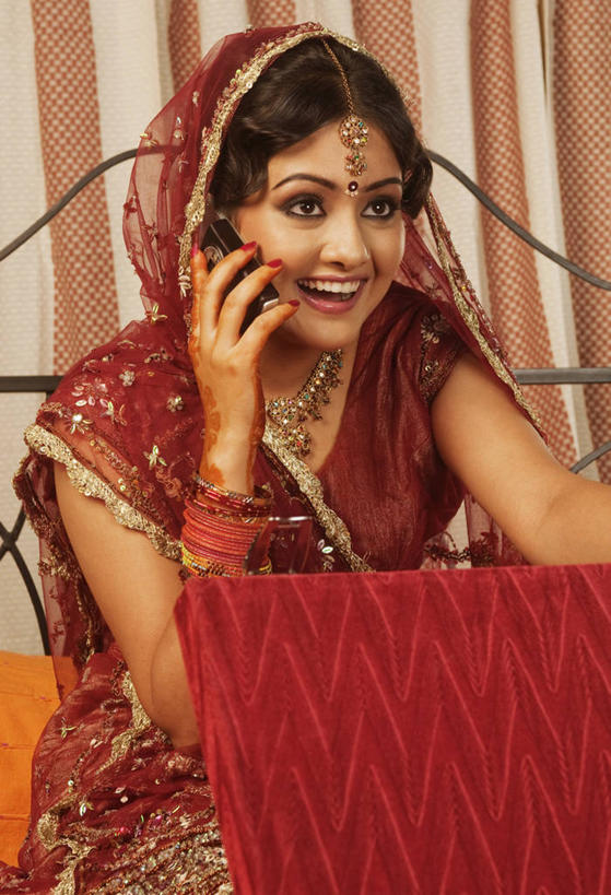 一个人,新娘,坐,笑,打电话,盘腿,微笑,露齿笑,竖图,室内,白天,正面,民族服装,婚礼,快乐,窗帘,床,卧室,电话,手机,项链,亚洲,仅一个年轻女性,仅一个女性,仅一个人,庆祝,装饰,双人床,橘黄色,床单,结婚,注视,通讯设备,被子,首饰盒,盒子,装饰品,红色,帘子,容器,饰品,首饰,扶,观察,看,喜庆,遮阳,服饰,观看,纪念,飘逸,储藏,华丽,修饰,点缀,察看,被单,扶着,庄重,储存,关注,追求,纱丽,衬托,美观,雅致,雅观,纱丽服,清婉,妍丽,交流,年轻女性,女人,女性,亚洲人,印度人,沟通,盘腿而坐,盘膝,盘着腿的,盘着腿坐,双腿交叉,通话,坐着,半身,彩图,传统服装,民俗服,高兴,睡房,卧房,贮存,奢华