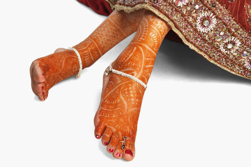 一个人,新娘,横图,俯视,室内,特写,白天,白色背景,民族服装,婚礼,快乐,亚洲,仅一个年轻女性,仅一个女性,仅一个人,庆祝,艺术,彩绘,结婚,光脚,双脚,文化,装饰品,红色,饰品,首饰,喜庆,赤脚,摄影,服饰,影棚,纪念,飘逸,庄重,脚链,追求,人体彩绘,纱丽,美观,雅致,纱丽服,清婉,妍丽,纹身彩绘,年轻女性,女人,女性,亚洲人,印度人,半身,彩图,高角度拍摄,影棚拍摄,传统服装,民俗服,高兴,拍摄,奢华