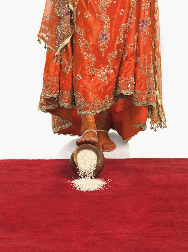 一个人,新娘,站,竖图,室内,白天,白色背景,正面,民族服装,婚礼,快乐,地毯,亚洲,仅一个年轻女性,仅一个女性,仅一个人,庆祝,装饰,编织,手工艺品,织物,结婚,光脚,红色,工艺品,站着,喜庆,赤脚,摄影,服饰,影棚,纪念,飘逸,红地毯,华丽,修饰,点缀,庄重,追求,红毯,纱丽,衬托,美观,雅致,雅观,纱丽服,清婉,妍丽,年轻女性,女人,女性,亚洲人,印度人,站立,半身,彩图,影棚拍摄,传统服装,民俗服,高兴,拍摄,奢华