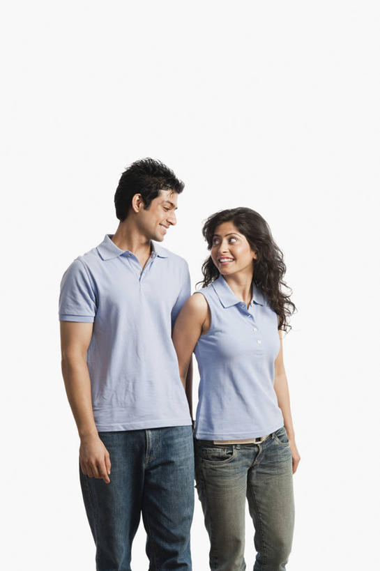 两个人,站,笑,微笑,露齿笑,竖图,室内,白天,白色背景,正面,爱情,幸福,亚洲,服装,浪漫,注视,休闲装,相视,衣服,观察,看,站着,休闲,温暖,温馨,面对面,休闲服,恩爱,恋爱,恋人,摄影,服饰,影棚,观看,对视,和睦,察看,互视,关注,相对,陪同,相看,陪伴,男人,男性,年轻男性,年轻女性,女人,女性,亚洲人,印度人,情侣,拥抱,站立,半身,彩图,影棚拍摄,拍摄,伴侣,融洽