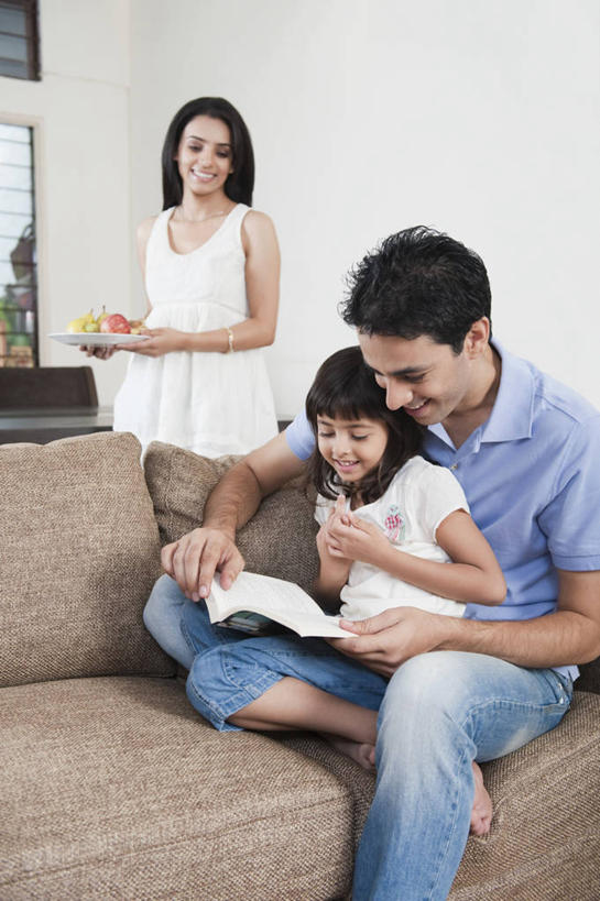 儿童,三个人,家庭,夫妻,母亲,父亲,女儿,客厅,站,坐,抱,笑,微笑,露齿笑,竖图,室内,白天,正面,裙子,爱情,看书,阅读,纯洁,餐桌,沙发,桌子,餐具,书籍,水果,亚洲,握,学习,连衣裙,服装,裤子,碟子,盘,墙,瓜果,浪漫,拿,拿着,注视,牛仔裤,休闲装,墙壁,墙面,小孩,衣服,盘子,书本,碟,观察,看,站着,休闲,温暖,温馨,父女,母女,三口之家,一家人,休闲服,恩爱,父爱,可爱,母爱,童年,童趣,读书,浏览,握着,恋人,服饰,餐台,抱着,观看,和睦,察看,起居室,搂着,关注,布艺沙发,童真,烂漫,无邪,客堂,天真,男人,男性,年轻男性,年轻女性,女孩,女人,女性,亚洲人,印度人,孩子,年轻人,夫妇,情侣,书,图书,怀抱,搂,搂抱,相抱,拥抱,站立,坐着,半身,彩图,伴侣,融洽,女生