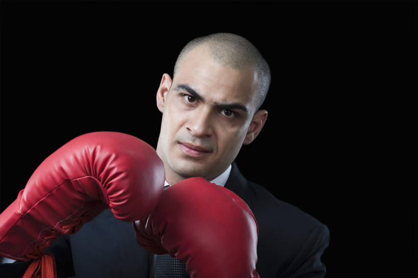 脸,头,脸颊,手,秃头,一个人,商务人士,商务男性,举,横图,室内,特写,白天,正面,衬衫,安全,亚洲,仅一个男性,仅一个人,黑色背景,套装,防护,领带,拳击手套,注视,运动器械,肩膀,仅一个年轻男性,红色,手套,观察,看,托,手部,健身器械,摄影,影棚,观看,保护,察看,象征,庄重,关注,挑衅,保险,商务装,身份,健身器材,挑战,工薪阶层,保全,周全,安稳,安定,正式,地位,防护手套,搬弄,寻衅,平安,男人,男性,年轻男性,亚洲人,印度人,头部,光头,无发,脸部,脸蛋,面部,白领,上班族,举起,举手,举着,向上举,向上伸,向上托,半身,彩图,影棚拍摄,衬衣,拍摄,运动器材