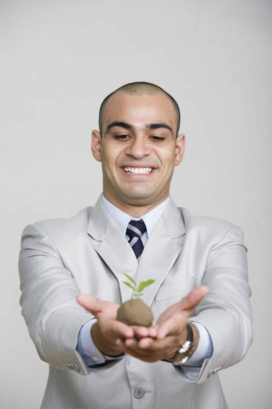 一个人,商务人士,商务男性,站,捧,笑,微笑,露齿笑,竖图,室内,白天,正面,衬衫,植物,叶子,亚洲,仅一个男性,仅一个人,握,灰色背景,套装,环保,泥土,土壤,绿叶,领带,拿,拿着,注视,仅一个年轻男性,绿色,自然,观察,看,站着,嫩叶,握着,摄影,影棚,生长,能源,成长,观看,回收,资源,察看,象征,庄重,关注,商务装,身份,利用,红壤,工薪阶层,低碳,循环,正式,地位,持续,男人,男性,年轻男性,亚洲人,印度人,白领,上班族,叶,叶片,红土,端,端着,捧着,手捧,站立,半身,彩图,影棚拍摄,衬衣,拍摄