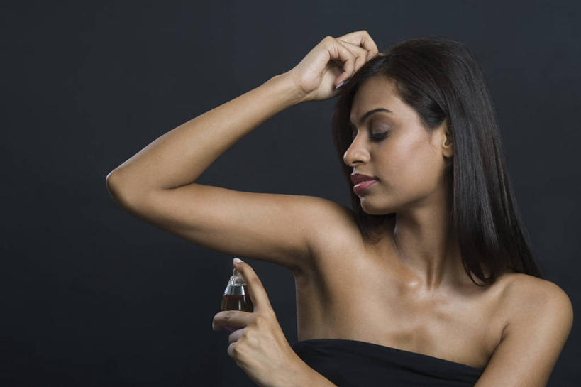 脸,头,脸颊,脖子,手,一个人,举,笑,微笑,露齿笑,横图,室内,特写,白天,正面,时尚,亚洲,双手,仅一个年轻女性,仅一个女性,仅一个人,握,阴影,黑色背景,芳香,香气,反射,纺织物,影子,浴巾,注视,裸露,肩膀,玻璃制品,一个,玻璃瓶,瓶子,毛巾,按,观察,看,品味,清洁,托,手部,香水,握着,摄影,影棚,单个,观看,优雅,保暖,气味,察看,一瓶,高雅,芬芳,关注,裸,透气,防水,除臭,储水,耐磨,吸水,年轻女性,女人,女性,亚洲人,印度人,头部,脖,颈,颈部,脸部,脸蛋,面部,举起,举手,举着,向上举,向上伸,向上托,半身,彩图,影棚拍摄,拍摄