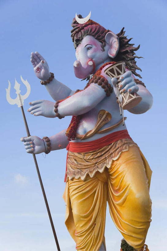 无人,坐,竖图,室外,白天,仰视,旅游,度假,竞争,名胜古迹,标志建筑,地标,建筑,雕塑,印度,亚洲,对抗,阴影,遗迹,艺术,装饰,盛开,冲突,光线,雕刻,雕像,花环,影子,云,云朵,建筑群,花蕾,云彩,注视,古迹,破坏,文物,娱乐,建设,古建筑,装饰品,花,花瓣,花朵,鲜花,一个,蓝色,白云,蓝天,天空,阳光,饰品,手链,首饰,工艺品,天,花苞,花蕊,观察,看,享受,休闲,武器,旅游胜地,放松,战争,手镯,晴朗,单个,观看,纪念,华丽,修饰,美术,损坏,点缀,察看,攻击,威胁,对立,关注,矛盾,兵器,主题,南亚,防御,镯子,陈列,古文明,首府,印度共和国,功能,美学,敌对,挫败,斗争,抗拒,抗衡,衬托,美观,雅致,雅观,杀伤,威慑,三叉戟,马哈拉施特拉邦,孟买,湿婆,湿婆神,毁灭之神,三大主神,印度教三大神,长兵器,危险,晴空,坐着,半身,彩图,低角度拍摄