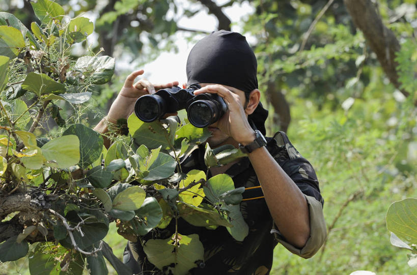 一个人,站,横图,室外,白天,正面,仪器,科技,植物,亚洲,仅一个男性,仅一个人,眺望,握,阴影,远眺,检查,研究,时间,反射,分析,光线,科学,时钟,手表,头巾,望远镜,影子,枝条,计时,远望,注视,树,树木,树枝,仅一个年轻男性,一个,阳光,钟表,观察,看,站着,表,清晰,探索,握着,放大,单个,观看,仔细,腕表,科研,遥望,察看,科学技术,瞭望,聚焦,关注,迷彩服,军服,远视镜,瞭望镜,光学,清楚,双筒镜,双筒望远镜,了望,远瞩,虬枝,枝杈,伪装服,野战服,作战服,男人,男性,年轻男性,亚洲人,印度人,钟,站立,半身,彩图,光学仪器,千里镜