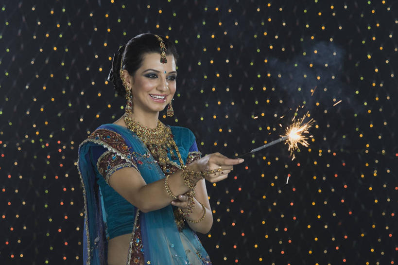 一个人,站,笑,微笑,露齿笑,横图,室内,白天,正面,民族服装,烟火,项链,亚洲,仅一个年轻女性,仅一个女性,仅一个人,握,阴影,光线,影子,灯光,注视,一个,焰火,耳环,手链,观察,看,站着,握着,服饰,手镯,单个,观看,飘逸,察看,庄重,关注,礼花,追求,镯子,仙女棒,纱丽,雅致,花炮,礼花炮,耳饰,纱丽服,清婉,妍丽,手持喷泉,手持烟花,年轻女性,女人,女性,亚洲人,印度人,烟花,站立,半身,彩图,传统服装,民俗服,奢华