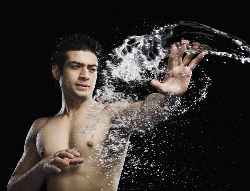 一个人,站,闭眼,横图,室内,白天,正面,水,亚洲,仅一个男性,仅一个人,阴影,飞溅,黑色背景,溅,反射,液体,影子,水滴,裸露,水珠,仅一个年轻男性,站着,阻挡,摄影,影棚,赤裸,喷洒,裸,阻拦,拦截,拦挡,男人,男性,年轻男性,亚洲人,印度人,闭眼睛,闭着眼,闭着眼睛,站立,半身,彩图,影棚拍摄,拍摄