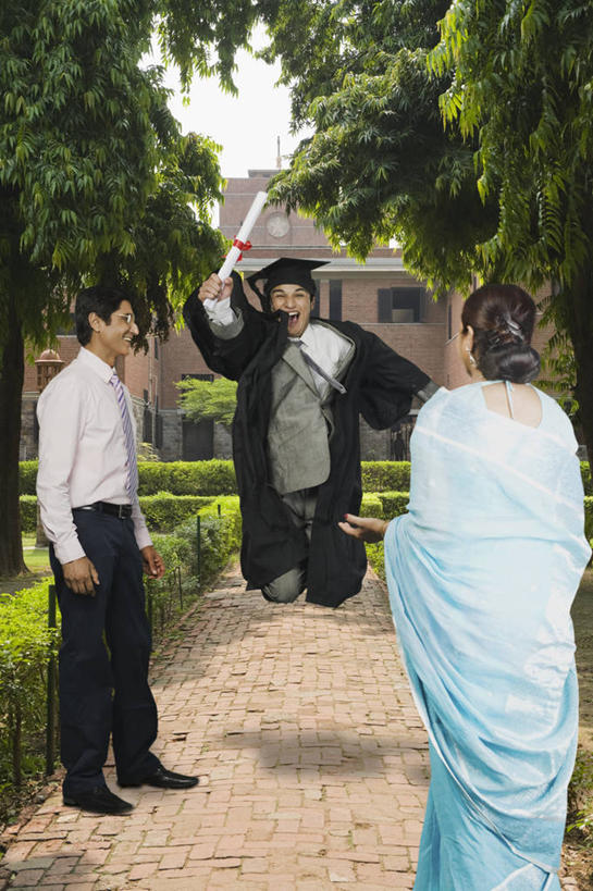 中年人,背部,三个人,家庭,夫妻,母亲,父亲,儿子,学生,学校,教学楼,站,跳,举,笑,微笑,大笑,露齿笑,竖图,室外,白天,正面,民族服装,衬衫,爱情,兴奋,亚洲,握,阴影,光线,丝绸,丝带,文凭,影子,云,云朵,缎带,领带,半空,浪漫,云彩,校园,绸带,装饰品,蓝色,白云,蓝天,天空,阳光,耳环,饰品,首饰,天,托,站着,张嘴,教室,温暖,温馨,父子,母子,三口之家,一家人,恩爱,父爱,母爱,握着,恋人,服饰,流苏,晴朗,飘逸,和睦,象征,庄重,证书,学士帽,毕业,学士服,追求,身份,张大嘴巴,学位证,学位证书,纱丽,哈哈大笑,雅致,正式,地位,耳饰,垂布,学士袍,纱丽服,清婉,妍丽,男人,男性,年轻男性,女人,女性,中年男性,中年女性,亚洲人,印度人,年轻人,夫妇,情侣,晴空,张开嘴,举起,举手,举着,跳跃,向上举,向上伸,向上托,站立,半身,彩图,衬衣,传统服装,民俗服,高兴,狂笑,教学大楼,伴侣,融洽,奢华