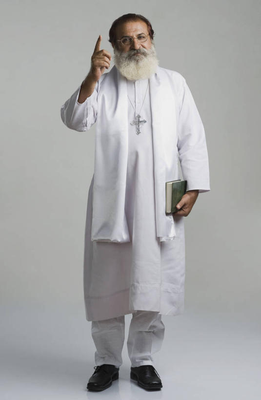 胡须,一个人,站,竖图,室内,白天,正面,民族服装,鞋,书籍,项链,鞋子,亚洲,仅一个男性,仅一个人,一本,握,指,阴影,灰色背景,节日,反射,十字架,眼镜,影子,皮革,圣经,注视,指点,文化,装饰品,绿色,饰品,首饰,书本,观察,看,祈祷,站着,仅一个老年男性,健康,握着,许愿,摄影,宗教,信仰,影棚,观看,纪念,老花镜,祈求,察看,指向,关注,经书,阿拉伯大袍,远视眼镜,袍子,平安,老年男性,男人,男性,亚洲人,印度人,胡子,络腮胡,书,图书,站立,彩图,全身,影棚拍摄,传统服装,民俗服,皮鞋,拍摄,耶经