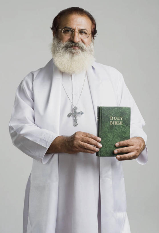 胡须,一个人,站,竖图,室内,白天,正面,民族服装,书籍,项链,亚洲,仅一个男性,仅一个人,一本,握,阴影,灰色背景,节日,反射,十字架,眼镜,影子,圣经,注视,文化,装饰品,绿色,饰品,首饰,书本,观察,看,祈祷,站着,仅一个老年男性,健康,握着,许愿,摄影,宗教,信仰,影棚,观看,纪念,老花镜,祈求,察看,关注,经书,阿拉伯大袍,远视眼镜,袍子,平安,老年男性,男人,男性,亚洲人,印度人,胡子,络腮胡,书,图书,站立,半身,彩图,影棚拍摄,传统服装,民俗服,拍摄,耶经