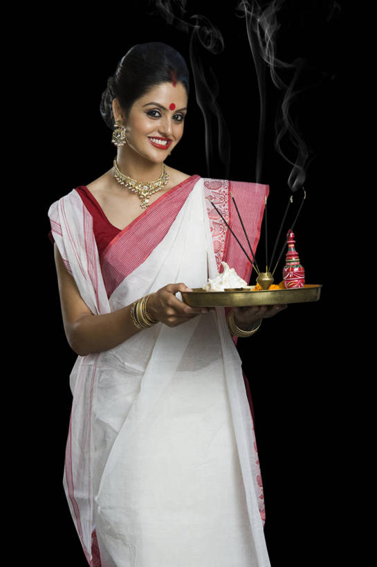 痣,一个人,站,笑,微笑,露齿笑,竖图,室内,白天,正面,民族服装,蜡烛,项链,亚洲,仅一个年轻女性,仅一个女性,仅一个人,五个,许多,握,阴影,黑色背景,节日,反射,罐子,影子,烟雾,陶瓷制品,燃烧,注视,文化,佛香,装饰品,耳环,瓶子,饰品,手链,首饰,香火,香烛,观察,看,祈祷,祈福,站着,健康,握着,许愿,摄影,宗教,服饰,手镯,信仰,影棚,烧香,观看,纪念,飘逸,祈求,察看,庄重,关注,追求,镯子,陶瓷瓶,纱丽,吉祥痣,朱砂痣,雅致,避邪,耳饰,消灾,纱丽服,清婉,妍丽,迪勒格,平安,年轻女性,女人,女性,亚洲人,印度人,站立,半身,彩图,影棚拍摄,传统服装,民俗服,拍摄,奢华