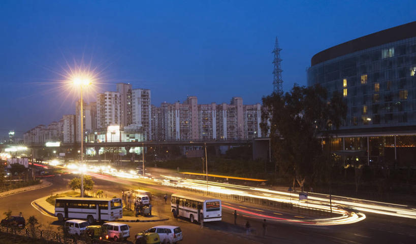 无人,高楼大厦,栏杆,横图,室外,夜晚,正面,长时间曝光,度假,美景,城市风光,城市,大厦,道路,建筑,路,路灯,摩天大楼,夜景,公路,公共汽车,汽车,照明,印度,亚洲,许多,阴影,电力,光线,电线,电线杆,线,影子,景观,围栏,灯光,巴士,电能,公交车,交通,线路,娱乐,建设,护栏,车,灯,交通工具,轿车,享受,休闲,景色,放松,电,电源,照亮,照明设备,载具,南亚,能量,曝光,印度共和国,哈里亚纳,哈里亚纳邦,马路,彩图,大楼,高层建筑,高楼,摩天楼,古尔冈