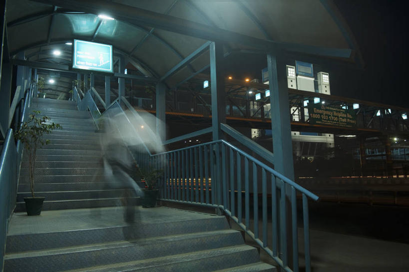 一个人,栏杆,走,横图,室外,夜晚,长时间曝光,度假,美景,楼梯,城市风光,城市,道路,路,路灯,夜景,公路,照明,印度,亚洲,仅一个男性,仅一个人,朦胧,模糊,扶手,阶梯,景观,灯光,交通,娱乐,护栏,台阶,灯,仅一个年轻男性,背面,享受,休闲,景色,放松,照亮,照明设备,南亚,曝光,印度共和国,哈里亚纳,哈里亚纳邦,男人,男性,年轻男性,亚洲人,印度人,马路,步行,散步,走路,彩图,全身,古尔冈