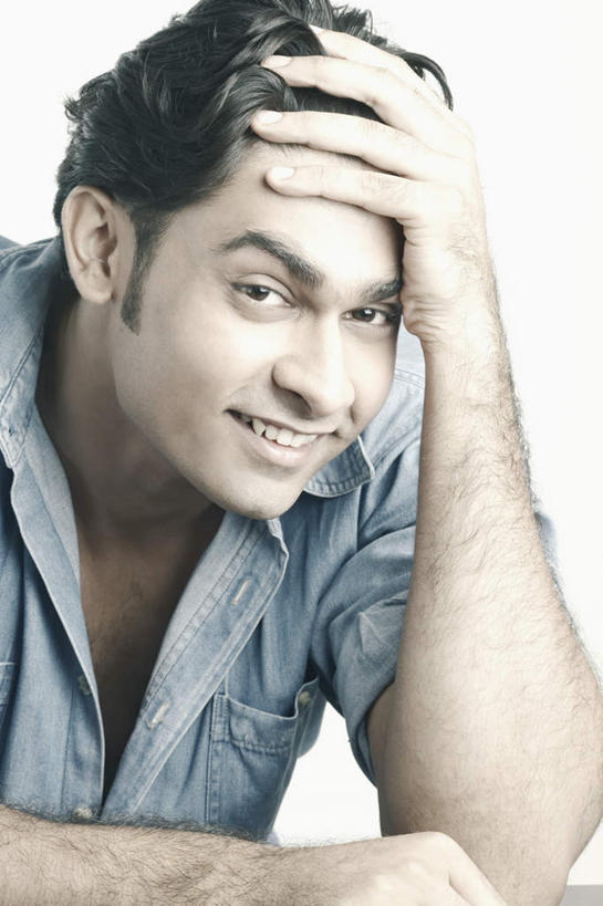 一个人,笑,微笑,露齿笑,竖图,室内,白天,白色背景,正面,衬衫,亚洲,仅一个男性,仅一个人,撑,注视,休闲装,仅一个年轻男性,扶,观察,看,休闲,休闲服,摄影,影棚,观看,察看,撑着,扶着,关注,男人,男性,年轻男性,亚洲人,印度人,半身,彩图,影棚拍摄,衬衣,拍摄