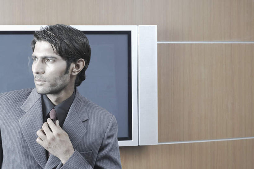 一个人,商务人士,商务男性,办公室,站,横图,室内,白天,正面,衬衫,电视,亚洲,仅一个男性,仅一个人,套装,领带,注视,仅一个年轻男性,液晶电视,观察,看,站着,观看,察看,关注,商务装,工薪阶层,男人,男性,年轻男性,亚洲人,印度人,白领,上班族,电视机,半身,彩图,衬衣