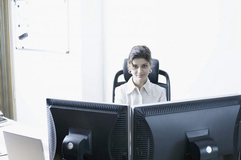 一个人,商务人士,商务女性,办公室,坐,横图,室内,白天,正面,显示器,椅子,亚洲,仅一个年轻女性,仅一个女性,仅一个人,戴,套装,屏幕,注视,显示屏,耳环,观察,看,观看,察看,关注,商务装,工薪阶层,输出设备,年轻女性,女人,女性,亚洲人,印度人,白领,上班族,坐着,半身,彩图