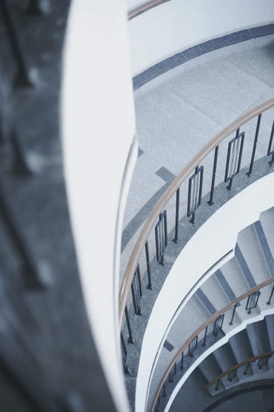 无人,栏杆,竖图,俯视,室内,白天,楼梯,静物,朦胧,模糊,扶手,阶梯,护栏,台阶,彩图,高角度拍摄