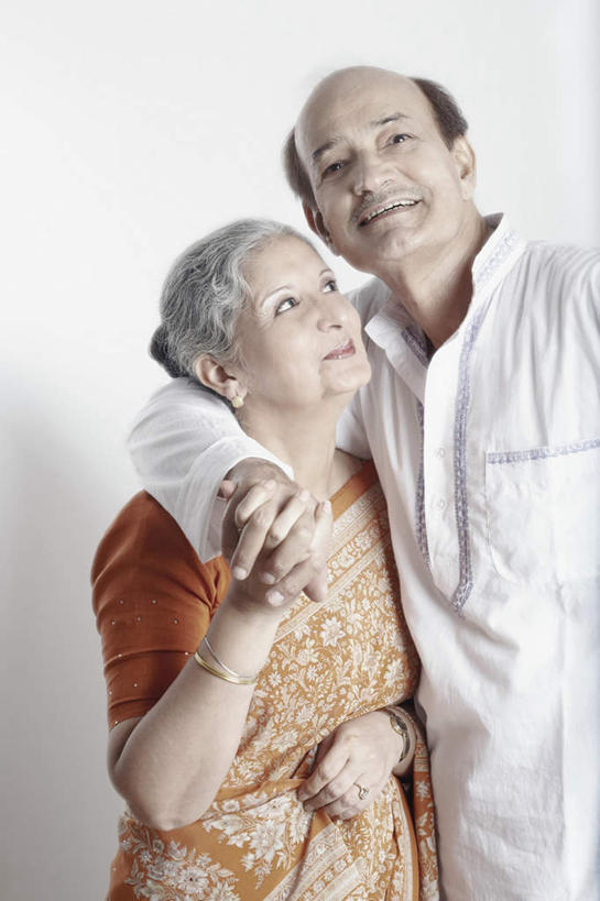 两个人,夫妻,抱,笑,交叉,微笑,露齿笑,竖图,室内,白天,白色背景,正面,民族服装,衬衫,爱情,亚洲,阴影,反射,影子,浪漫,靠,靠着,手势,手指,恩爱,恋人,摄影,服饰,影棚,抱着,飘逸,搂着,庄重,追求,纱丽,相交,交集,雅致,纱丽服,清婉,妍丽,老年男性,老年女性,男人,男性,女人,女性,亚洲人,印度人,情侣,搂,搂抱,半身,彩图,影棚拍摄,衬衣,传统服装,民俗服,拍摄,伴侣,十指紧扣,奢华