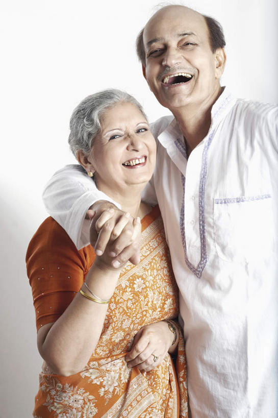 两个人,夫妻,抱,笑,交叉,微笑,露齿笑,竖图,室内,白天,白色背景,正面,民族服装,衬衫,爱情,亚洲,阴影,反射,影子,浪漫,靠,靠着,手势,手指,恩爱,恋人,摄影,服饰,影棚,抱着,飘逸,搂着,庄重,追求,纱丽,相交,交集,雅致,纱丽服,清婉,妍丽,老年男性,老年女性,男人,男性,女人,女性,亚洲人,印度人,情侣,搂,搂抱,半身,彩图,影棚拍摄,衬衣,传统服装,民俗服,拍摄,伴侣,十指紧扣,奢华