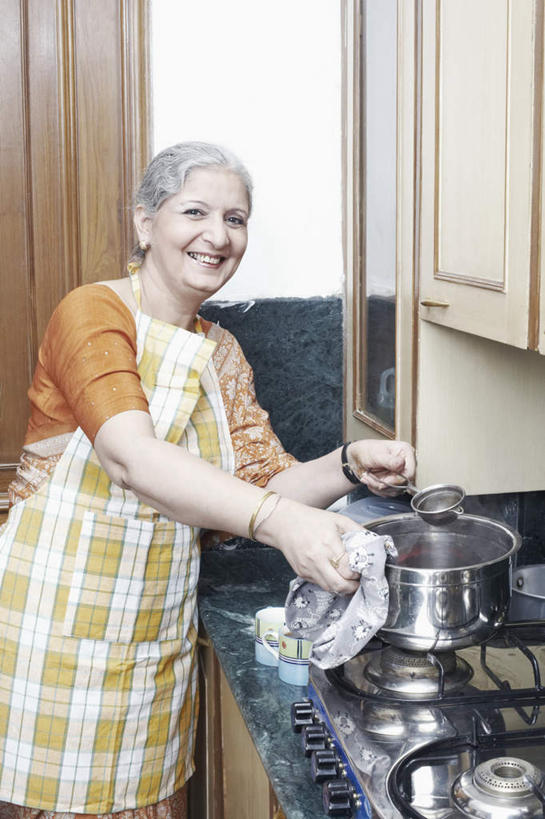 一个人,站,笑,微笑,露齿笑,竖图,室内,白天,正面,民族服装,烹饪,厨房,厨具,金属制品,亚洲,仅一个女性,仅一个人,握,金属,锅子,灶台,灶头,拿,拿着,注视,抹布,锅,观察,看,站着,握着,服饰,仅一个老年女性,锅具,观看,飘逸,察看,庄重,关注,追求,漏勺,烹饪用具,纱丽,雅致,纱丽服,清婉,妍丽,老年女性,女人,女性,亚洲人,印度人,烹调用具,烹调,半身,彩图,传统服装,民俗服,灶间,奢华