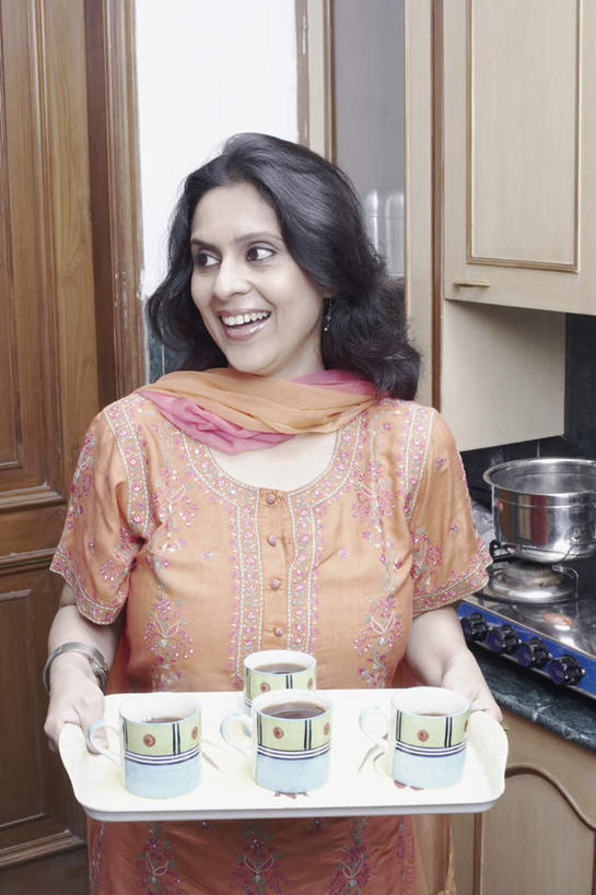 一个人,站,捧,笑,微笑,露齿笑,竖图,室内,白天,正面,民族服装,厨房,杯子,托盘,亚洲,仅一个女性,仅一个人,丝巾,灶台,灶头,注视,水杯,观察,看,站着,服饰,仅一个老年女性,观看,飘逸,察看,庄重,关注,追求,纱丽,雅致,纱丽服,清婉,妍丽,老年女性,女人,女性,亚洲人,印度人,茶杯,端,端着,捧着,手捧,半身,彩图,传统服装,民俗服,灶间,奢华