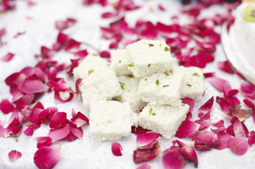 点心,无人,横图,俯视,室外,特写,白天,烹饪,下午茶,餐桌,桌子,朦胧,模糊,料理,食品,甜点,甜品,花蕾,菜肴,美食,花,花瓣,食物,糕点,甜食,花蕊,佳肴,餐台,印度菜,印度料理,彩图,高角度拍摄