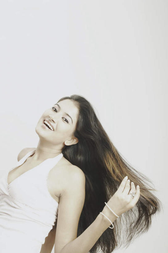 手,一个人,笑,微笑,露齿笑,竖图,室内,白天,白色背景,正面,亚洲,仅一个年轻女性,仅一个女性,仅一个人,服装,注视,休闲装,衣服,观察,看,休闲,手部,休闲服,摄影,服饰,影棚,观看,察看,拉着,关注,年轻女性,女人,女性,亚洲人,印度人,长发,半身,彩图,影棚拍摄,拍摄