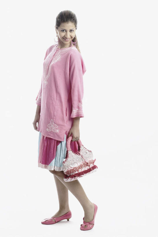 一个人,站,笑,微笑,露齿笑,竖图,室内,白天,白色背景,正面,裙子,亚洲,仅一个年轻女性,仅一个女性,仅一个人,握,拿,拎,拿着,注视,休闲装,拎包,观察,看,站着,握着,短裙,摄影,影棚,观看,半身裙,百褶裙,察看,关注,年轻女性,女人,女性,亚洲人,印度人,彩图,全身,影棚拍摄,拍摄,拎着