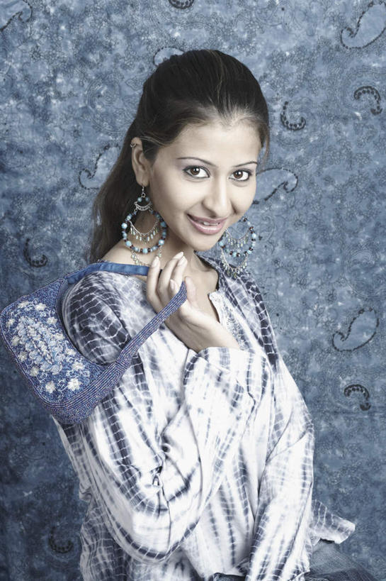 一个人,笑,微笑,露齿笑,竖图,室内,白天,侧面,亚洲,仅一个年轻女性,仅一个女性,仅一个人,戴,握,服装,拿,拎,拿着,注视,休闲装,拎包,衣服,耳环,观察,看,休闲,休闲服,握着,服饰,观看,察看,关注,年轻女性,女人,女性,亚洲人,印度人,半身,彩图,拎着