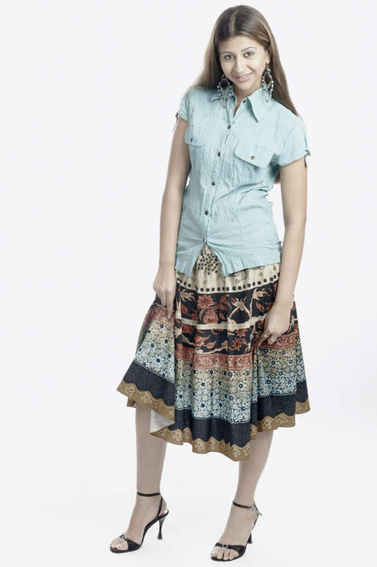 一个人,站,笑,微笑,露齿笑,竖图,室内,白天,白色背景,正面,高跟鞋,裙子,亚洲,仅一个年轻女性,仅一个女性,仅一个人,戴,注视,休闲装,耳环,观察,看,站着,短裙,摄影,影棚,观看,半身裙,百褶裙,察看,关注,全身裙,年轻女性,女人,女性,亚洲人,印度人,彩图,全身,影棚拍摄,拍摄