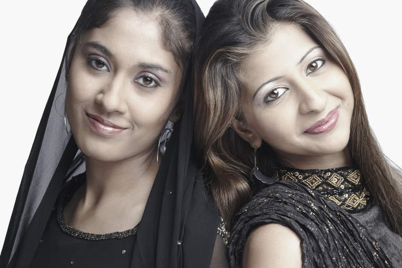 脸,头,脸颊,头发,两个人,伙伴,朋友,笑,微笑,露齿笑,横图,室内,特写,白天,白色背景,正面,民族服装,友谊,亚洲,头纱,棕色,注视,肩膀,耳环,观察,看,靠,靠着,摄影,服饰,影棚,观看,飘逸,戴着,察看,庄重,关注,追求,纱丽,雅致,纱丽服,清婉,妍丽,友情,年轻女性,女人,女性,亚洲人,印度人,头部,长发,卷发,脸部,脸蛋,面部,半身,彩图,影棚拍摄,传统服装,民俗服,拍摄,奢华