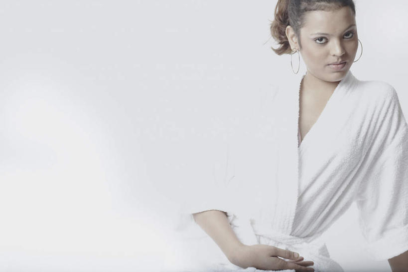 一个人,横图,室内,白天,白色背景,正面,浴袍,亚洲,仅一个年轻女性,仅一个女性,仅一个人,撑,注视,耳环,观察,看,摄影,影棚,观看,戴着,察看,撑着,关注,年轻女性,女人,女性,亚洲人,印度人,半身,彩图,影棚拍摄,汤帷子,浴衣,拍摄