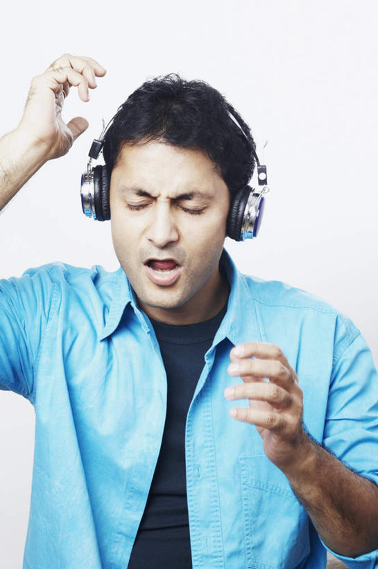 一个人,举,闭眼,竖图,室内,白天,正面,亚洲,仅一个男性,仅一个人,戴,灰色背景,休闲装,仅一个年轻男性,耳机,耳麦,托,休闲,休闲服,唱歌,摄影,影棚,演唱,歌唱,男人,男性,年轻男性,亚洲人,印度人,闭眼睛,闭着眼,闭着眼睛,举起,举手,举着,向上举,向上伸,向上托,半身,彩图,影棚拍摄,拍摄