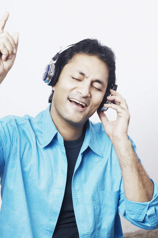 一个人,举,闭眼,笑,微笑,露齿笑,竖图,室内,白天,正面,亚洲,仅一个男性,仅一个人,戴,灰色背景,休闲装,仅一个年轻男性,耳机,耳麦,扶,托,休闲,休闲服,唱歌,摄影,影棚,扶着,演唱,歌唱,男人,男性,年轻男性,亚洲人,印度人,闭眼睛,闭着眼,闭着眼睛,举起,举手,举着,向上举,向上伸,向上托,半身,彩图,影棚拍摄,拍摄