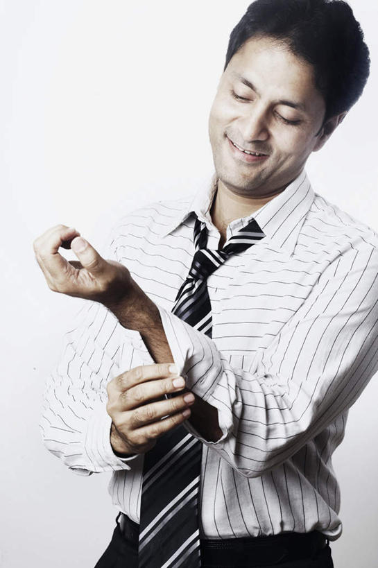 一个人,商务人士,商务男性,笑,微笑,露齿笑,竖图,室内,白天,白色背景,正面,衬衫,亚洲,仅一个男性,仅一个人,套装,领带,注视,纽扣,仅一个年轻男性,观察,看,摄影,影棚,观看,扣,察看,关注,商务装,工薪阶层,男人,男性,年轻男性,亚洲人,印度人,白领,上班族,半身,彩图,影棚拍摄,衬衣,拍摄