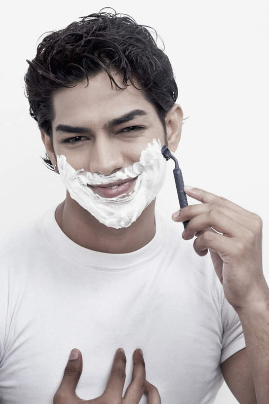 一个人,站,笑,微笑,露齿笑,竖图,室内,白天,白色背景,正面,T恤衫,亚洲,仅一个男性,仅一个人,握,剃须刀,拿,T恤,拿着,注视,仅一个年轻男性,白色,观察,看,站着,握着,摄影,影棚,观看,剃须膏,察看,关注,剃须,剃须泡沫,剃须啫喱,刮胡泡,刮胡啫喱,剃须沫,剃须泡,男人,男性,年轻男性,亚洲人,印度人,站立,半身,彩图,影棚拍摄,拍摄