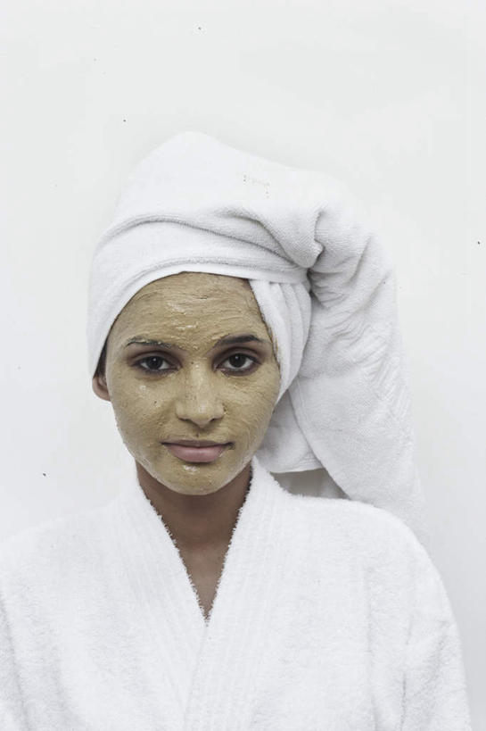 脸,头,脸颊,一个人,站,竖图,室内,特写,白天,白色背景,正面,浴袍,化妆,美容,亚洲,仅一个年轻女性,仅一个女性,仅一个人,护肤,美白,头巾,注视,肩膀,化妆品,观察,看,清洁,站着,保养,享受,休闲,面膜,放松,去角质,保健,摄影,影棚,观看,保湿,察看,滋润,护肤品,关注,去死皮,舒缓,养颜,膏状,膏状面膜,去污,控油,紧肤,嫩肤,祛痘,去痘,祛角质,抗衰,再生,增白,补水,祛斑,抗皱,防皱,除皱,去皱,年轻女性,女人,女性,亚洲人,印度人,头部,脸部,脸蛋,面部,站立,半身,彩图,影棚拍摄,汤帷子,浴衣,拍摄