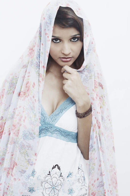 西方人,一个人,站,竖图,室内,白天,白色背景,正面,欧洲,欧洲人,仅一个年轻女性,仅一个女性,仅一个人,撑,头纱,服装,头巾,托腮,注视,休闲装,衣服,观察,看,托,站着,休闲,休闲服,摄影,服饰,影棚,观看,察看,关注,托下巴,年轻女性,女人,女性,白种人,站立,半身,彩图,影棚拍摄,拍摄