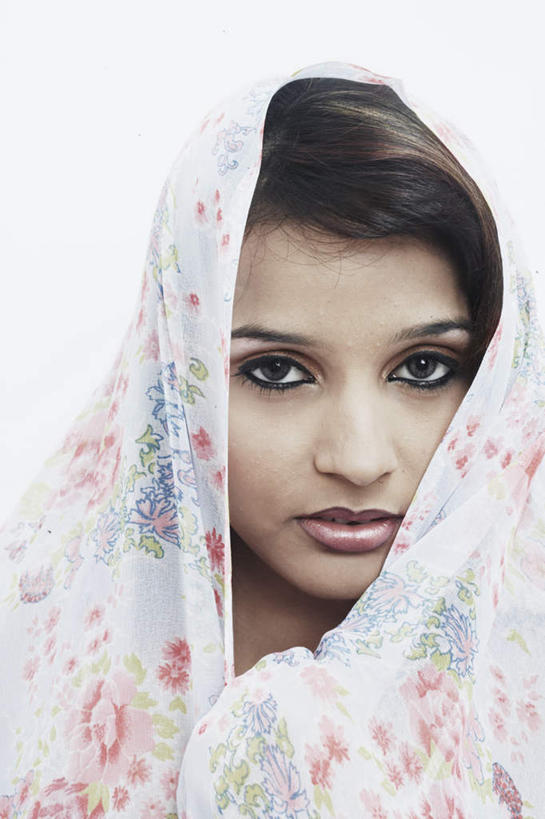 西方人,脸,脸颊,一个人,竖图,室内,特写,白天,白色背景,正面,欧洲,欧洲人,仅一个年轻女性,仅一个女性,仅一个人,头纱,头巾,注视,观察,看,摄影,影棚,观看,察看,关注,年轻女性,女人,女性,白种人,脸部,脸蛋,面部,半身,彩图,影棚拍摄,拍摄