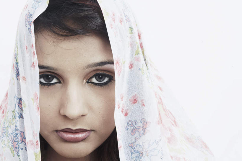 西方人,脸,脸颊,一个人,横图,室内,特写,白天,白色背景,正面,欧洲,欧洲人,仅一个年轻女性,仅一个女性,仅一个人,头纱,头巾,摄影,影棚,年轻女性,女人,女性,白种人,脸部,脸蛋,面部,半身,彩图,影棚拍摄,拍摄